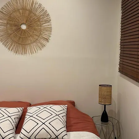Апартаменты Pretty Cocoon With Private Courtyard Париж